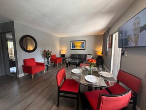 Appartement Confort, 1 chambre, cuisine, vue piscine | Coin séjour | Télévision à écran plat