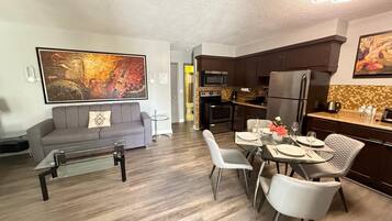 Comfort-Apartment, 1 Schlafzimmer, Küche, Poolblick | Eigene Küche