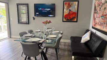 Appartement Familial, 3 chambres, cuisine, vue piscine | Coin séjour | Télévision à écran plat