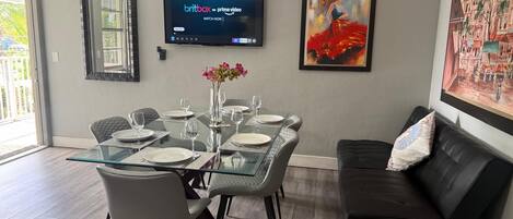 家庭公寓, 3 间卧室, 厨房, 泳池景观 | 起居区 | 平板电视