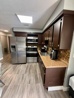 Familienapartment, 3 Schlafzimmer, Küche, Poolblick | Eigene Küche