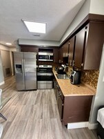 Refrigerador, microondas, horno, placa de cocina