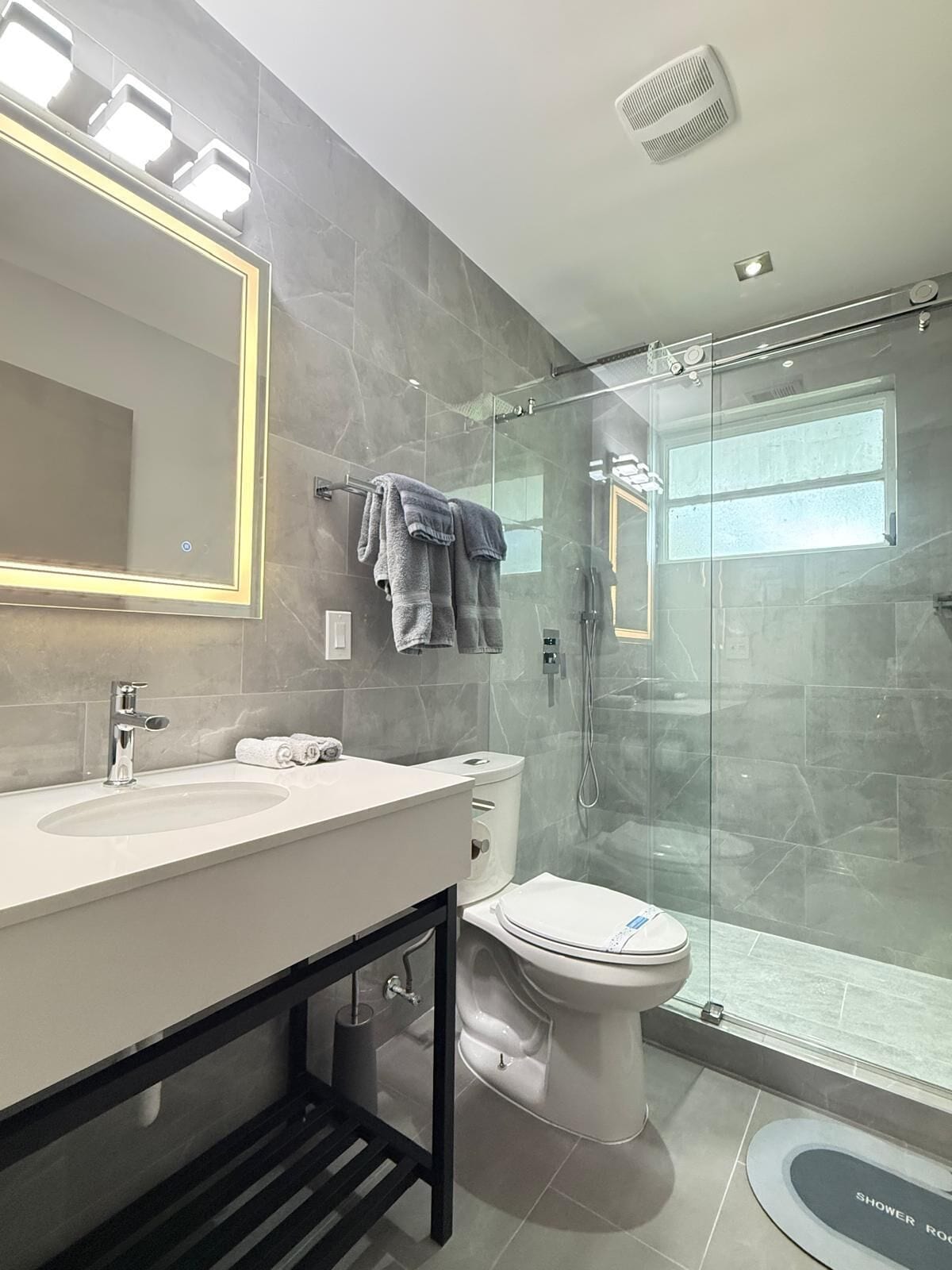Familienapartment, 3 Schlafzimmer, Küche, Poolblick | Badezimmer | Dusche, Haartrockner, Toilettenpapier