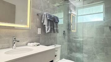 Familienapartment, 3 Schlafzimmer, Küche, Poolblick | Badezimmer | Dusche, Haartrockner, Toilettenpapier