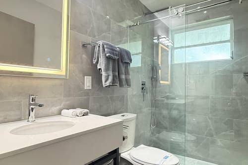 Apartamento família, 3 quartos, cozinha, vista para a piscina | Banheiro | Chuveiro, secador de cabelo, papel higiênico