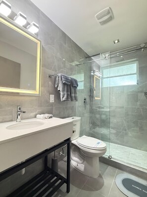 Familie appartement, 3 slaapkamers, keuken, uitzicht op zwembad | Badkamer | Een douche, een haardroger, toiletpapier