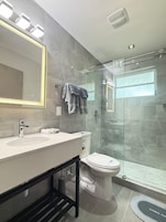 Apartamento familiar, 3 habitaciones, cocina, vistas a la piscina | Baño | Ducha, secador de pelo y papel higiénico