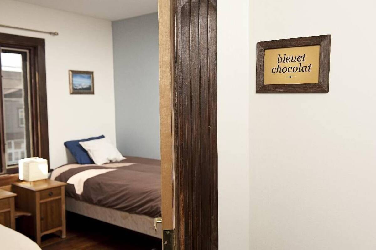 Zimmer, 2 Einzelbetten, Gemeinschaftsbad | Schreibtisch, laptopgeeigneter Arbeitsplatz, Bügeleisen/Bügelbrett