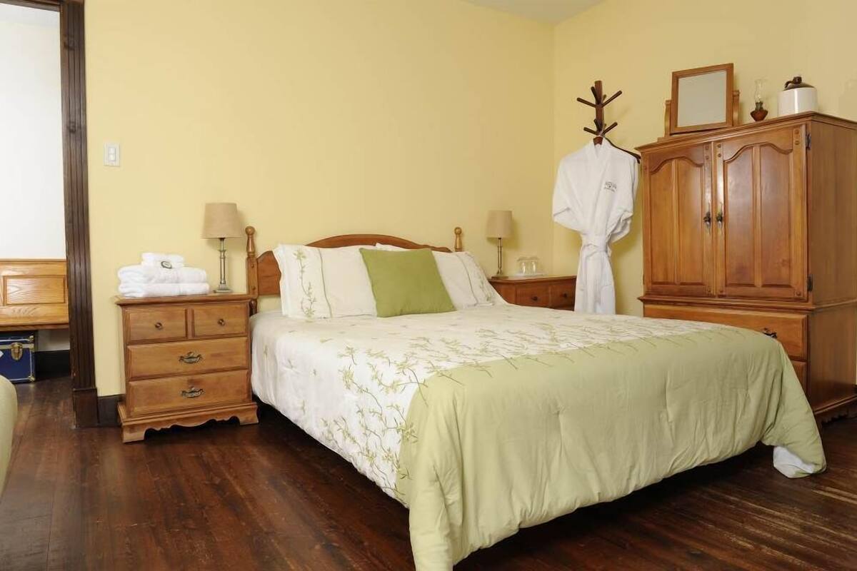 Zimmer, 1 Queen-Bett und Schlafsofa, Gemeinschaftsbad | Schreibtisch, laptopgeeigneter Arbeitsplatz, Bügeleisen/Bügelbrett