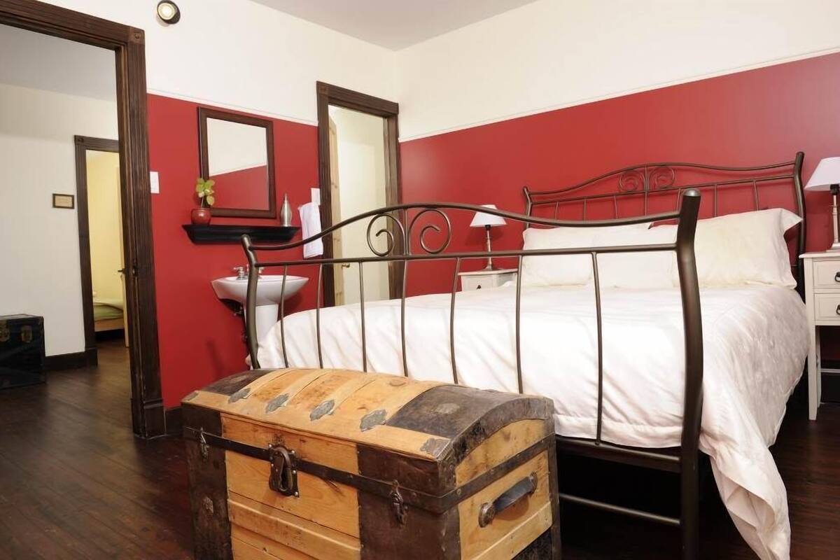 Zimmer, 1 Queen-Bett, eigenes Bad | Schreibtisch, laptopgeeigneter Arbeitsplatz, Bügeleisen/Bügelbrett