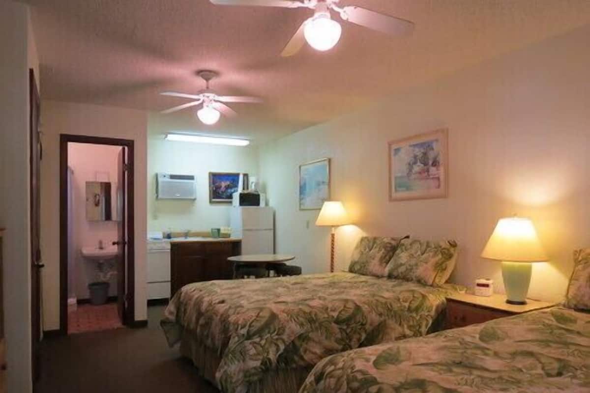 Room, 2 Queen Beds, Kitchen | WiFi (free)