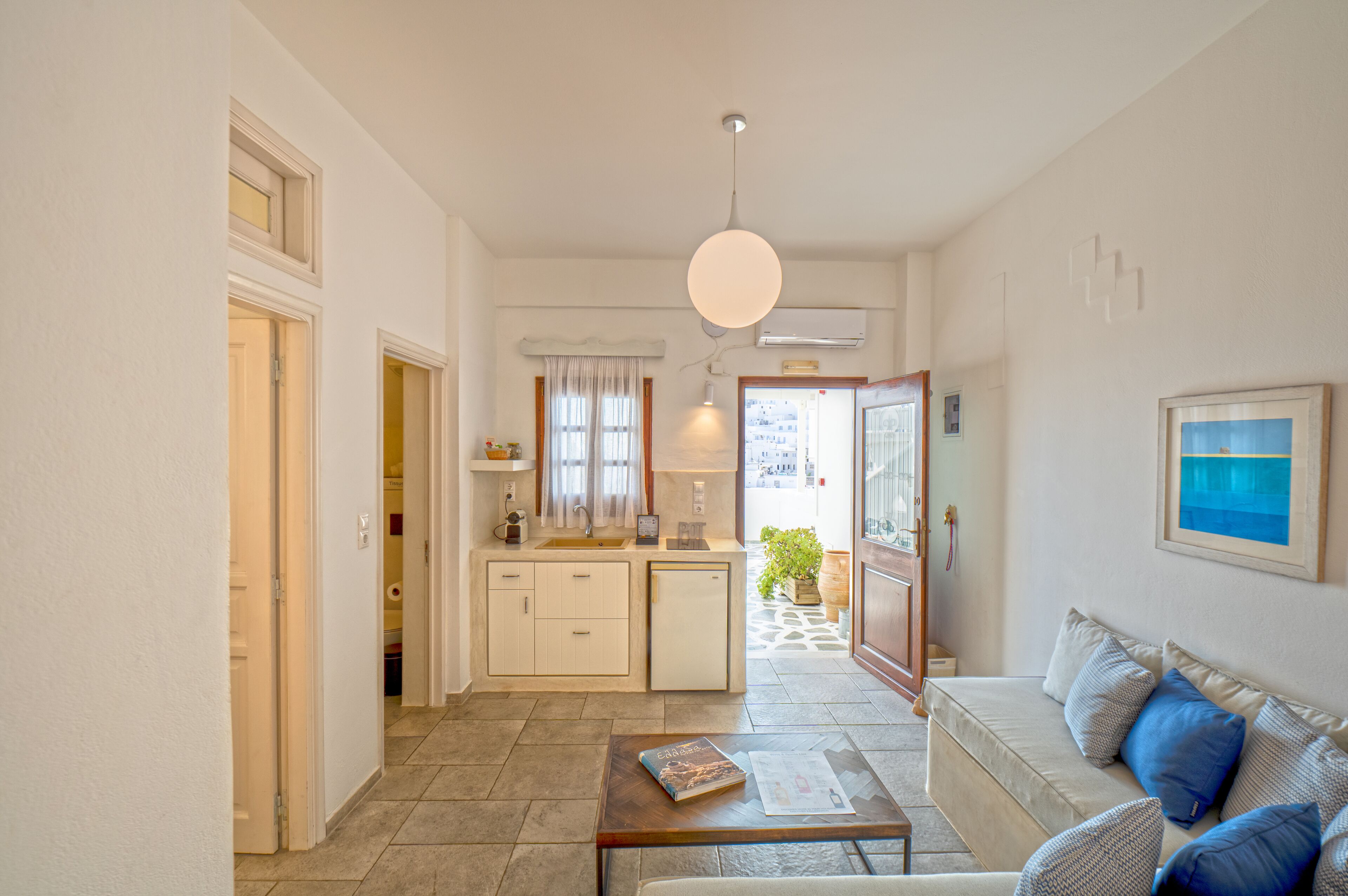 Un apartamento moderno con cocina, comedor y sala de estar.