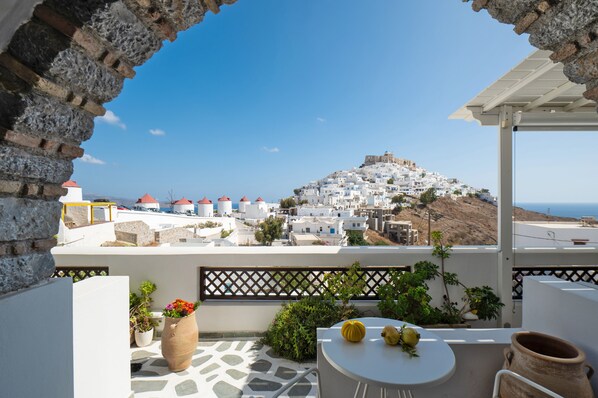 Deluxe Studio, Sea View (Chora View) | Terrace/patio - Kallichoron Art Boutique Hotel (Astypalaia)