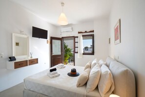 Minibar, in-room safe, individually decorated, individually furnished - Kallichoron Art Boutique Hotel (Astypalaia)