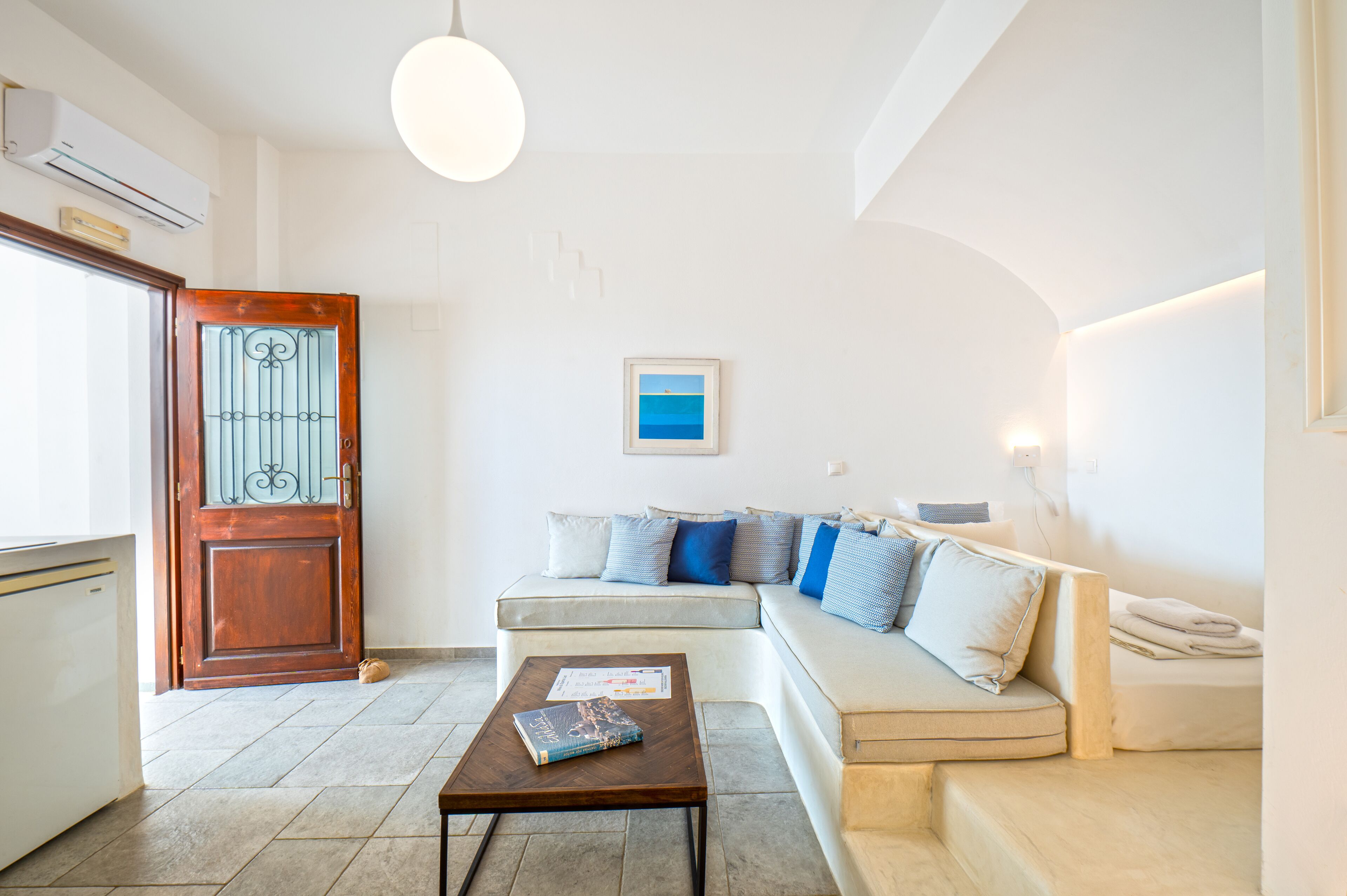 Un salon moderne avec un canapé, une table basse et une porte.