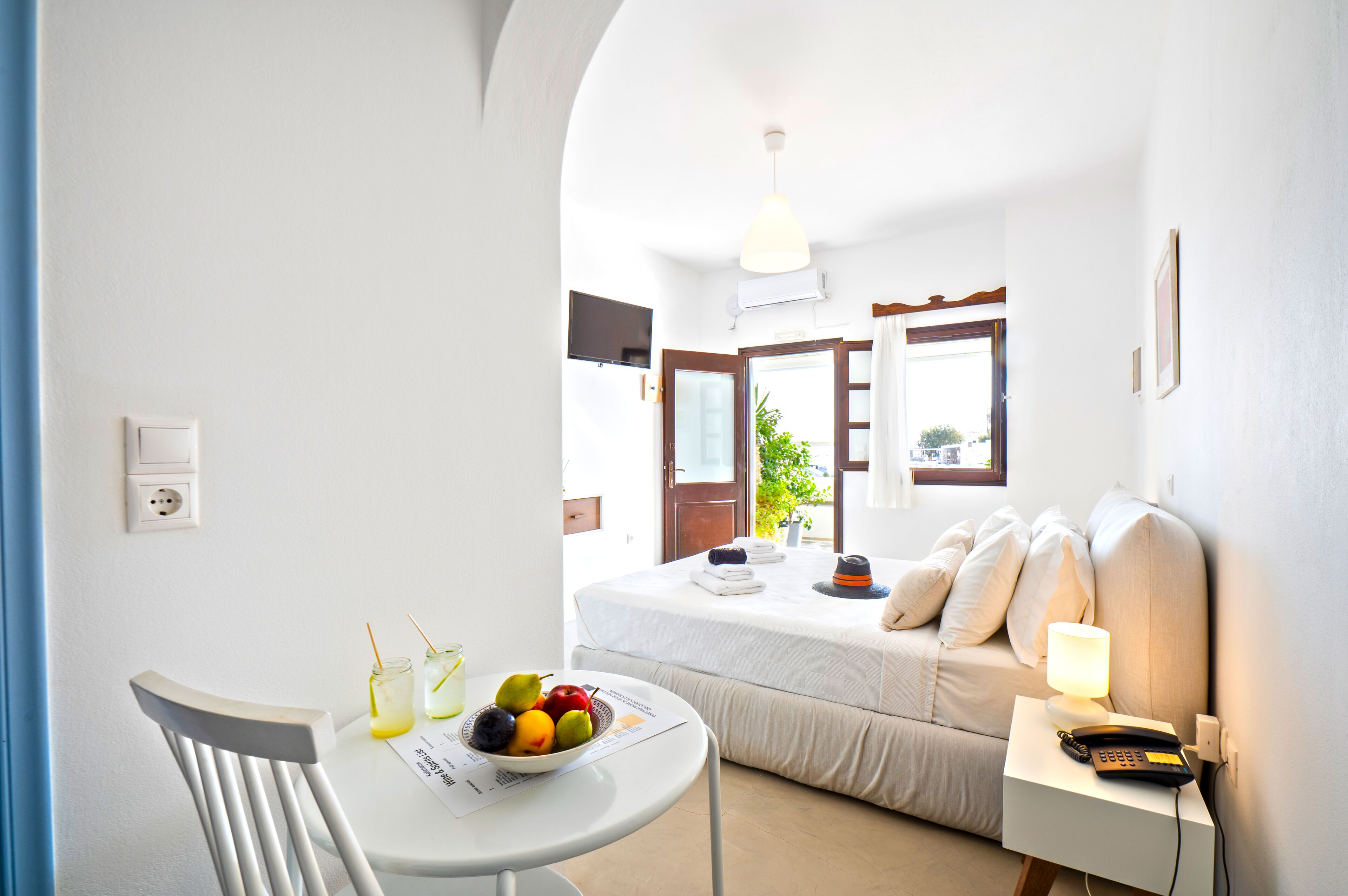 Premium studio (Chora View) | Een minibar, een kluis op de kamer, individueel gedecoreerd