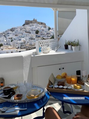 Daily cooked-to-order breakfast (EUR 12.50 per person) - Kallichoron Art Boutique Hotel (Astypalaia)