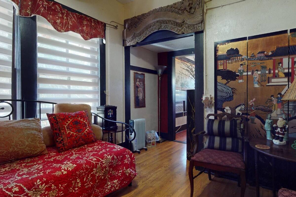 Topaz Suite, Multiple Beds (Second floor) | บริเวณนั่งเล่น | ทีวี