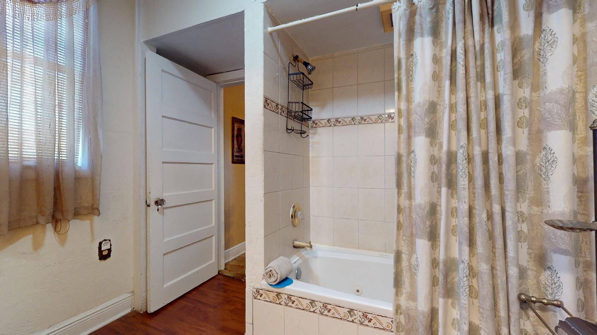 Un baño con bañera, ducha y retrete.