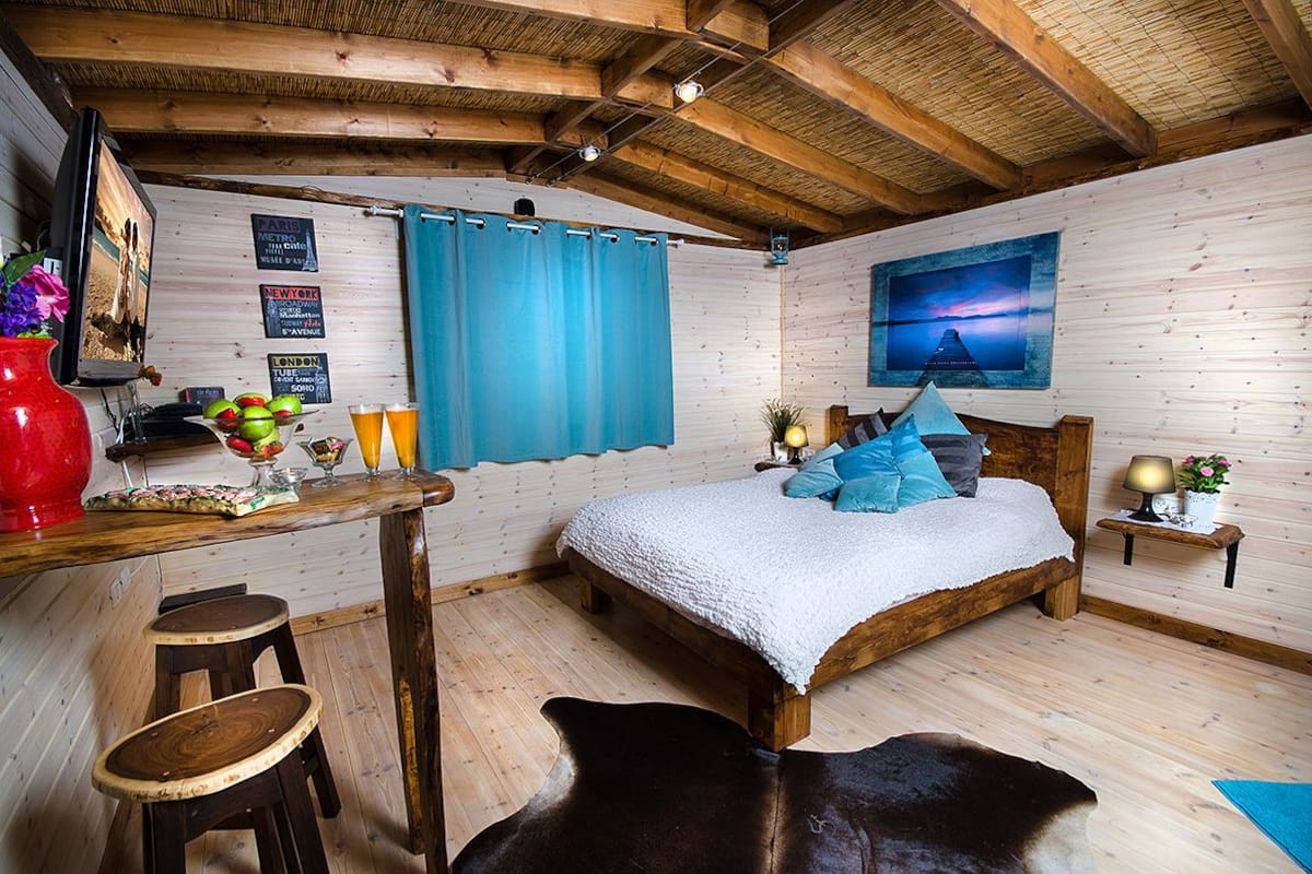Romantic Cabin, 1 King Bed, Hot Tub, Ground Floor | Premium bedding, soundproofing, WiFi (free)