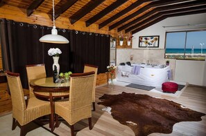 Studio Deluxe, 1 chambre, bain à remous, vue plage | Restauration dans la chambre