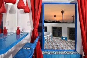 Studio Design, 1 grand lit et 1 canapé-lit, vue océan, en front de mer | Vue de la chambre