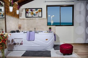 Studio Deluxe, 1 chambre, bain à remous, vue plage | Baignoire à jets