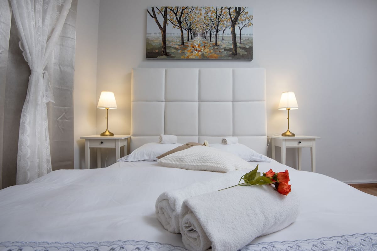 Premium bedding, soundproofing, WiFi (free)