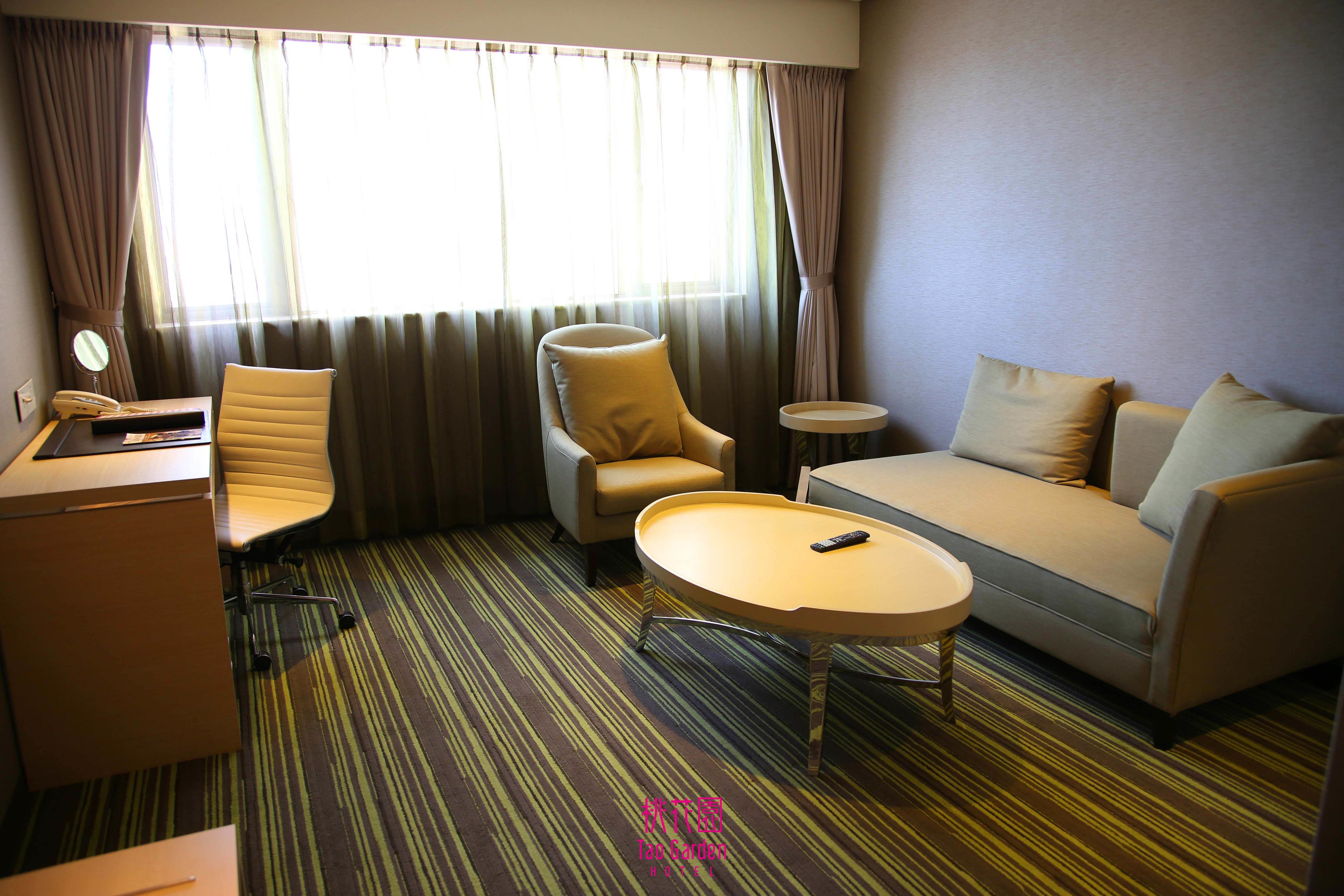 executive suite | living area | 32-inch lcd tv with cable channels, tv