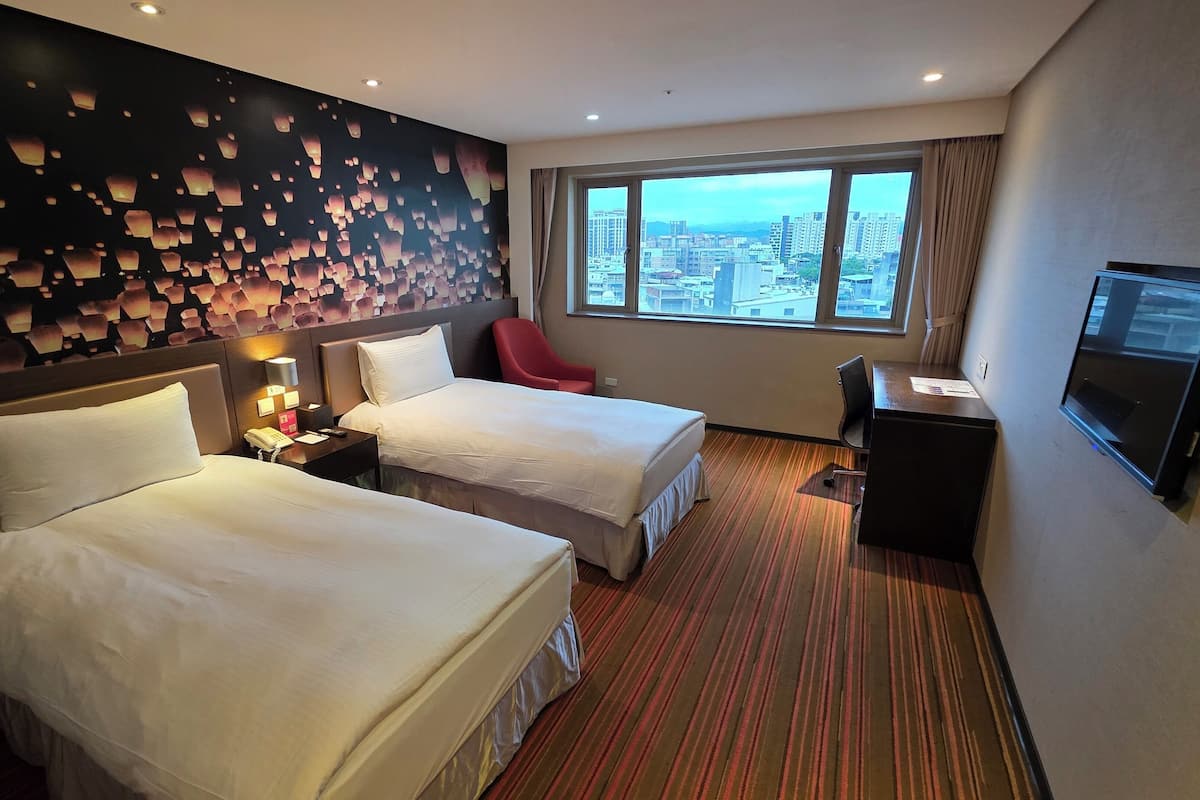 1 bedroom, premium bedding, minibar, in-room safe