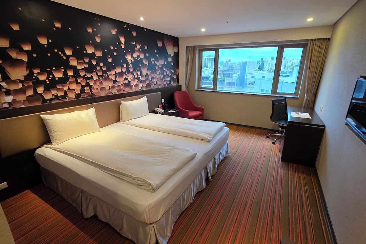 1 bedroom, premium bedding, minibar, in-room safe