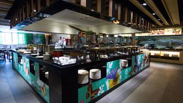Daily buffet breakfast (TWD 400 per person)