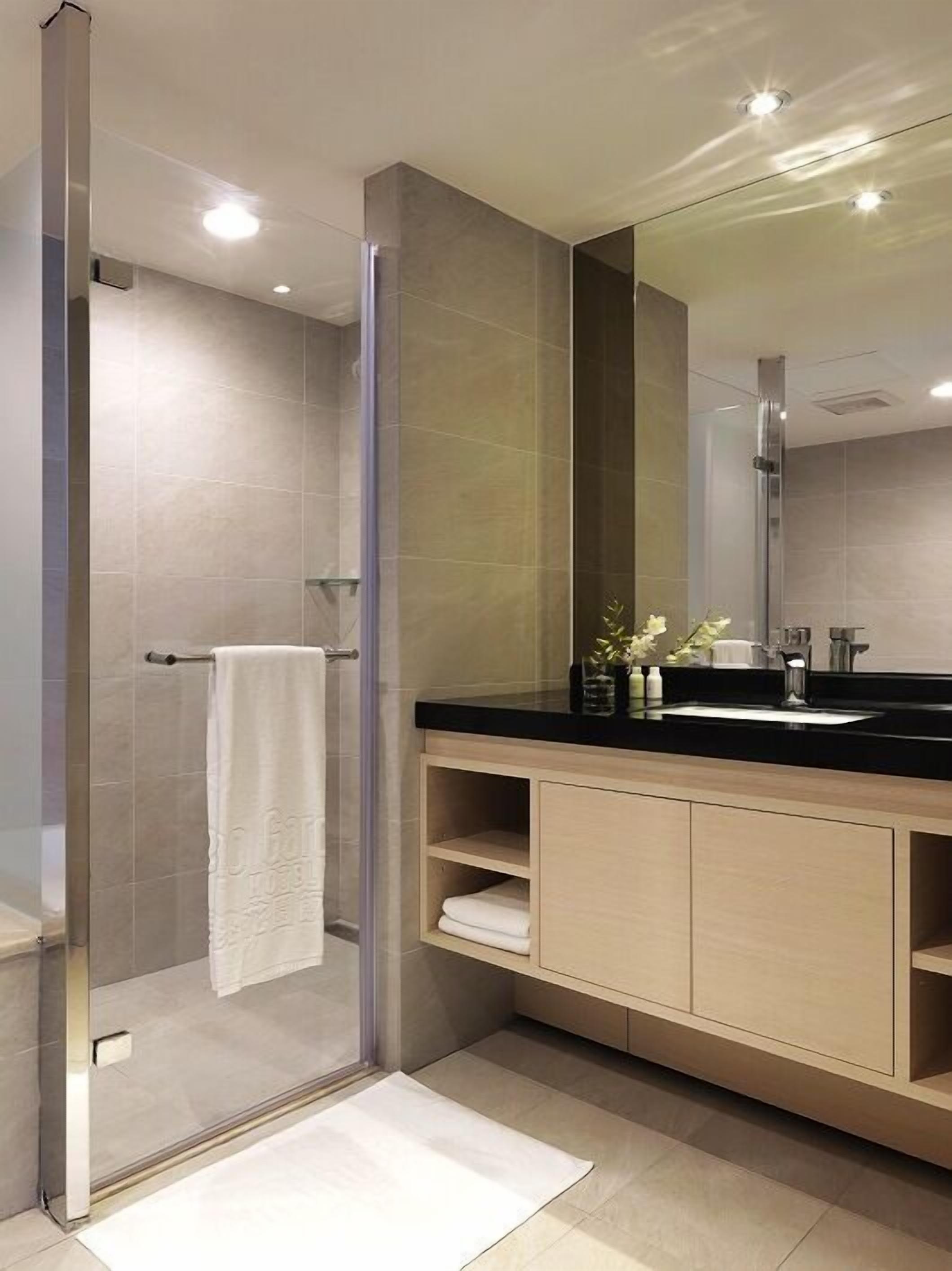 executive suite | bathroom amenities | hair dryer, bathrobes, towels