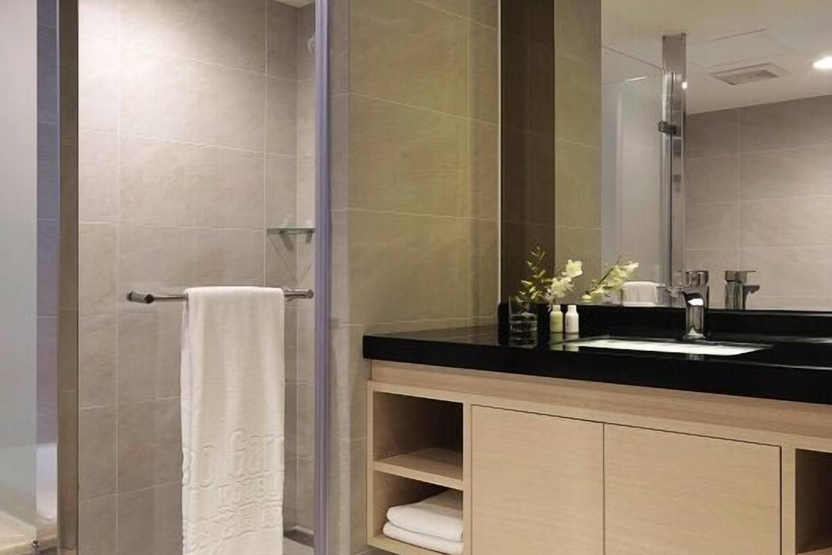 executive suite | bathroom amenities | hair dryer, bathrobes, towels