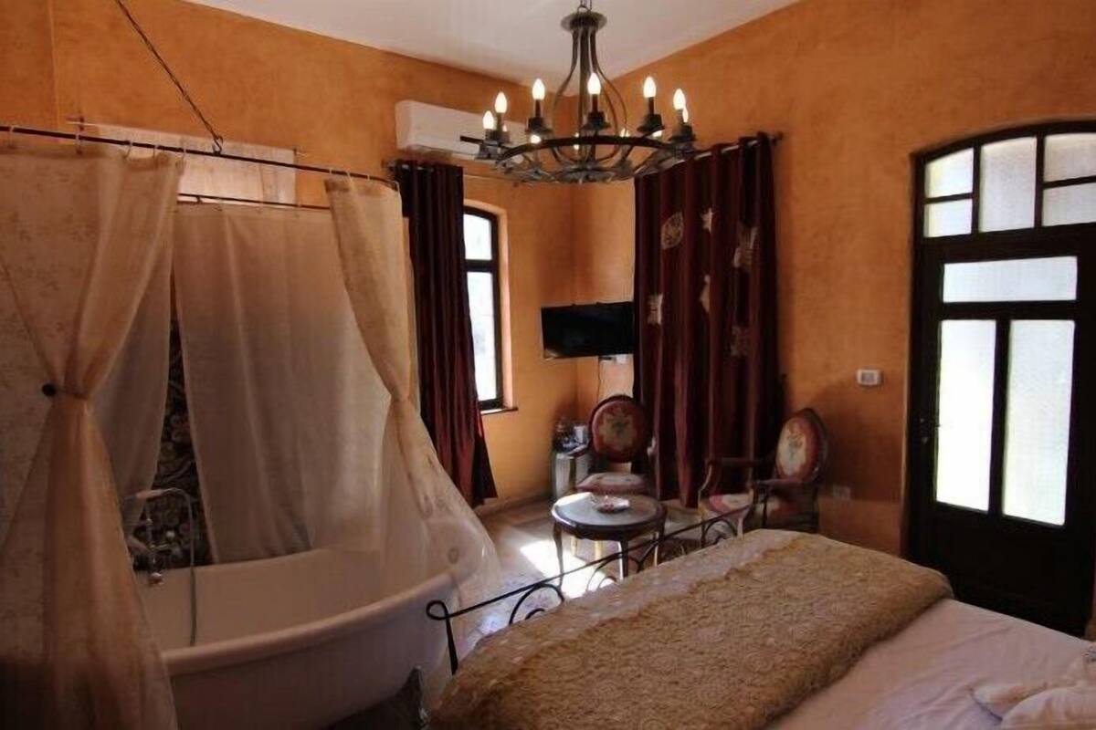 Camera Luxury, balcone, vista città | Bagno | Set di cortesia gratuito, asciugacapelli, asciugamani, shampoo