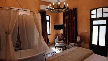 Quarto superluxo, sacada, vista para a cidade | Banheiro | Produtos de toalete grátis, secador de cabelo, toalhas de banho, shampoo