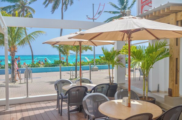 Breakfast, lunch and dinner served - Hotel Portobelo beach (San Andrés)