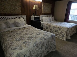 Quarto, 2 camas de casal, para fumantes | Wi-Fi de cortesia, roupa de cama