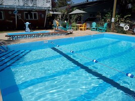Una piscina al aire libre de temporada