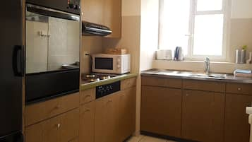 Apartamento básico, 2 quartos | Cozinha privada | Geladeira, torradeira