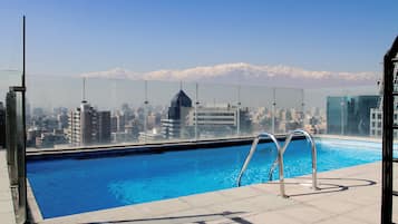 Una piscina al aire libre de temporada