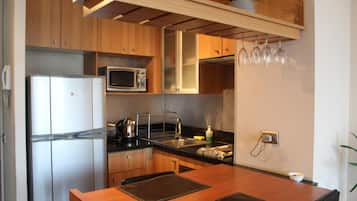 Frigorífico grande, microondas, horno y placa de cocina