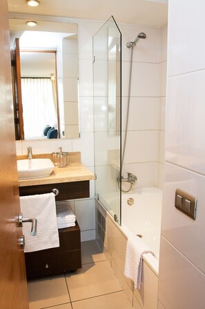 Apartamento tradicional | Banheiro | Chuveiro/banheira combinados, banheira de imersão, secador de cabelo