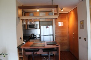 Refrigerador con congelador, microondas, horno y parrilla de estufa 
