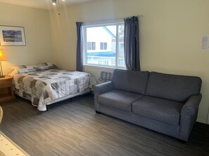 Executive Suite | Desk, iron/ironing board, free WiFi, bed sheets