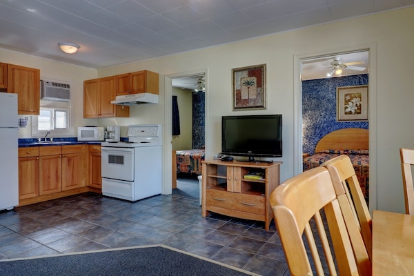 Suite, 2 Bedrooms, Kitchen | Desk, iron/ironing board (on request), WiFi (free), bed sheets