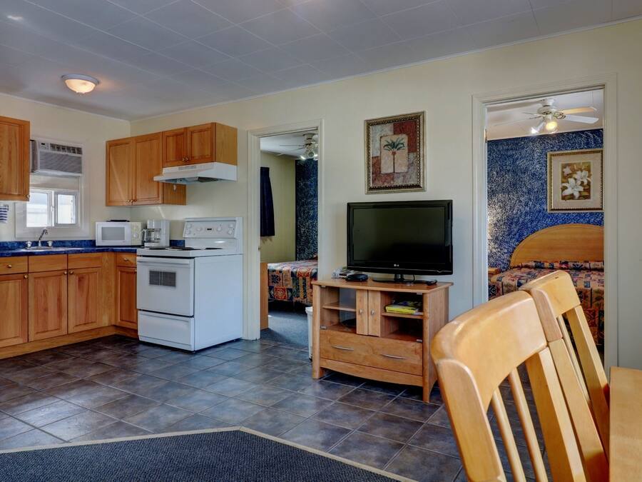 Escritorio, tabla de planchar con plancha, wifi gratis y ropa de cama