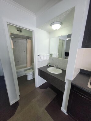 Suite (Bachelor) | Bathroom | Free toiletries, hair dryer, towels - Sunny Beach Motel (Penticton)
