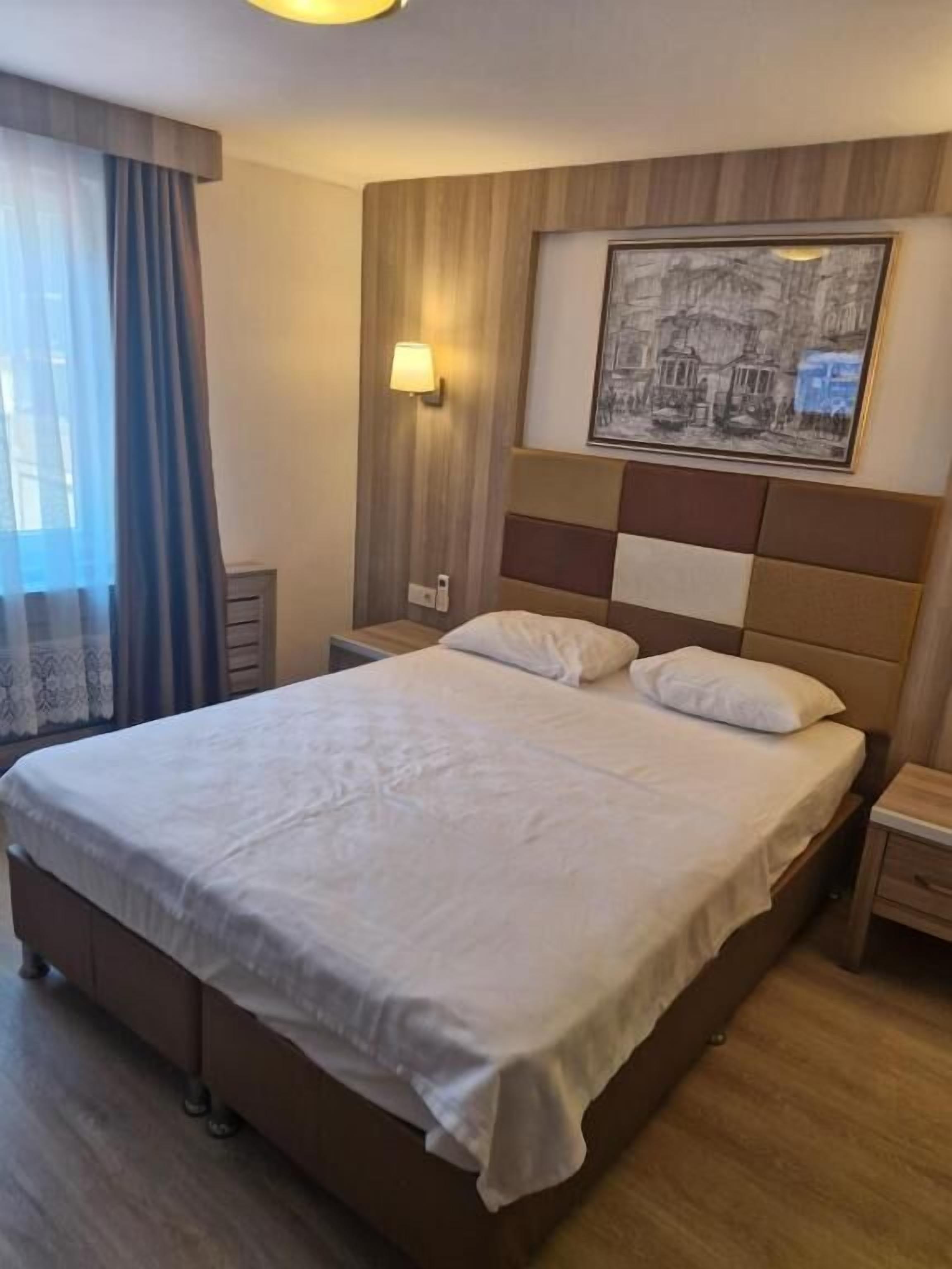 Luxe beddengoed, een minibar, een kluis op de kamer, een bureau