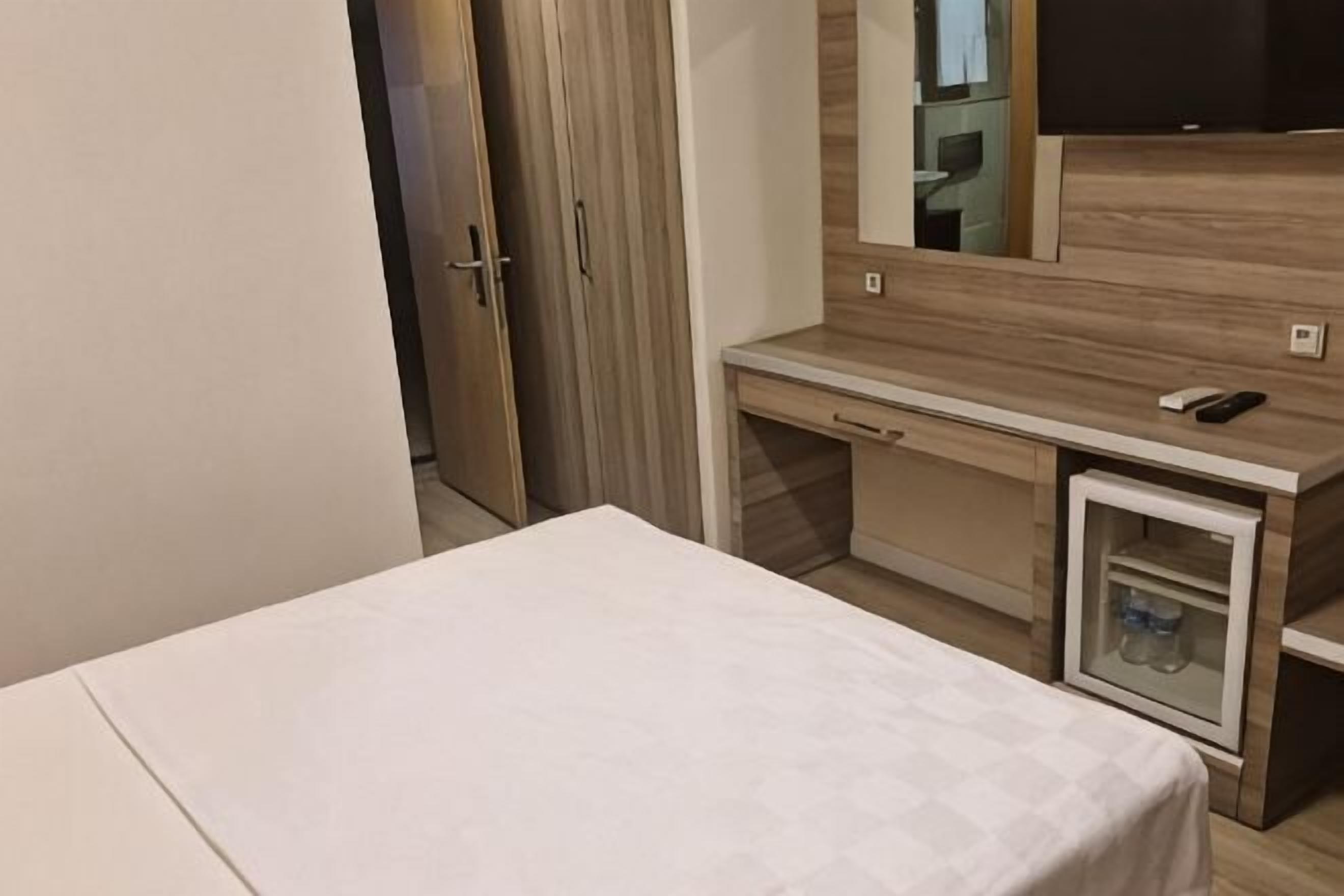Sengetøy av topp kvalitet, minibar, safe på rommet og skrivebord